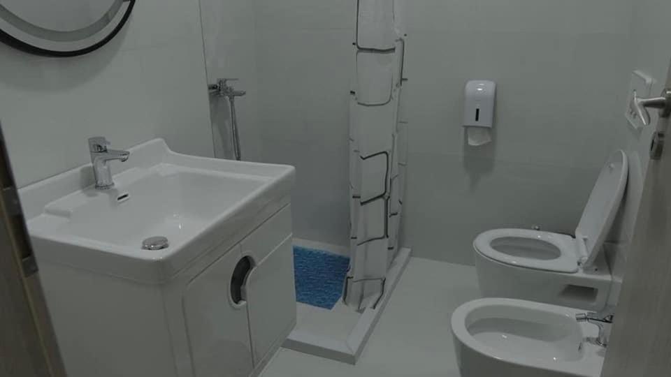 Lundra Hotel Gramsh Екстериор снимка
