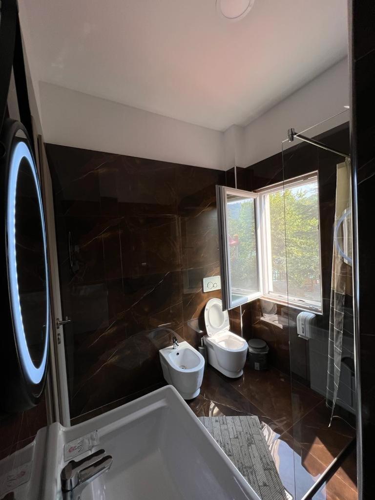 Lundra Hotel Gramsh Екстериор снимка